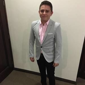 Meet your Posher, Cristian alexis